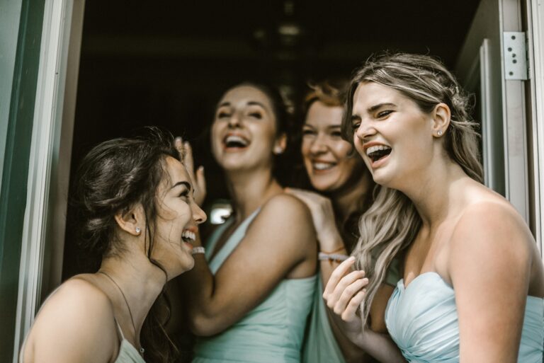 De ce trebuie să ții cont când îți alegi ținute pentru un eveniment elegant – loc, ocazie, dresscode