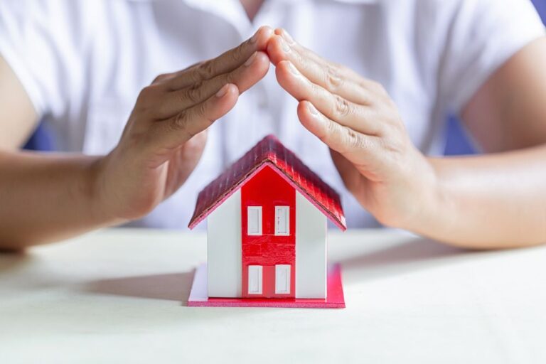 Vrei să pleci în vacanță lipsit de griji? Descoperă 10 recomandări pentru a-ți lăsa locuința în siguranță