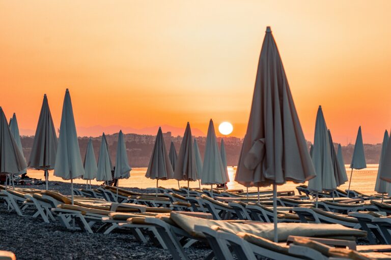 Iată 3 destinații de vacanțe avantajoase la preț în care te poți distra la maximum!