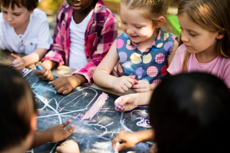 Importanța Jocurilor de Grup în Dezvoltarea Copiilor: Construind Abilități Sociale și Relații Durabile