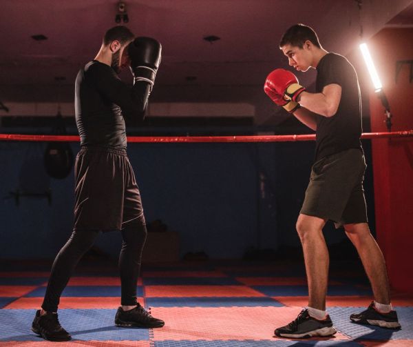 Cum să înveți și să te antrenezi la un curs de kickbox pentru începători sau avansați