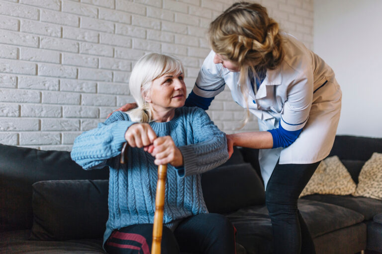 De Ce Au Bătrânii Nevoie de Asistență Medicală Permanentă: Importanța Îngrijirii la Bătrânețe