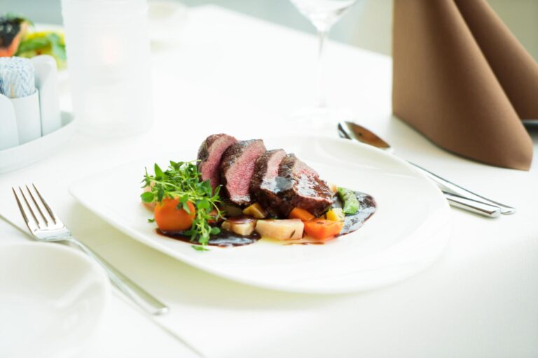 Deții un restaurant și vrei să atragi mai mulți clienți? Top 3 secrete care ți-ar putea asigura succesul