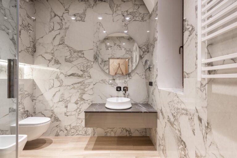 Top 4 tendințe în designul unei băi moderne: inspiră-te pentru renovare!