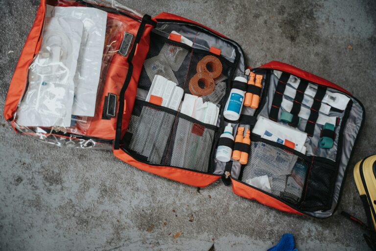 Cele mai importante dispozitive medicale pe care trebuie să le ai în casă: ce trebuie să conţină trusa ta de prim-ajutor