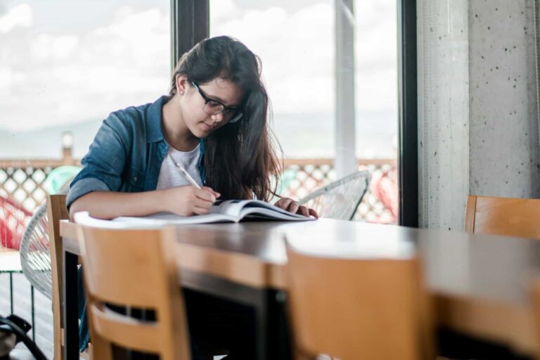 Cum să păstrezi în ordine și la îndemână cursurile de la facultate – secrete folosite de cei mai buni studenți