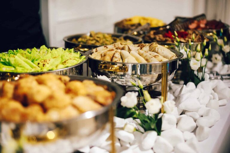 Servicii de bufet suedez la nunți – un trend care ia amploare în România. Ce trebuie să știe firmele de catering?