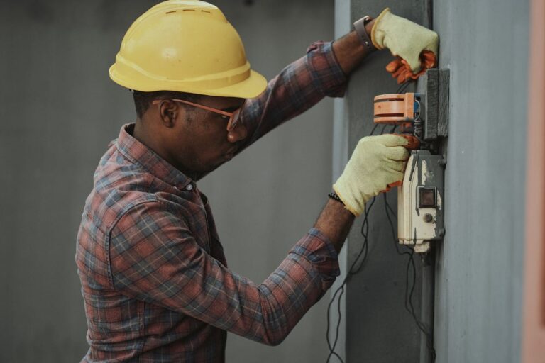Urmează să-ți montezi instalația electrică în casă? Patru pași esențiali pe care trebuie să-i parcurgi