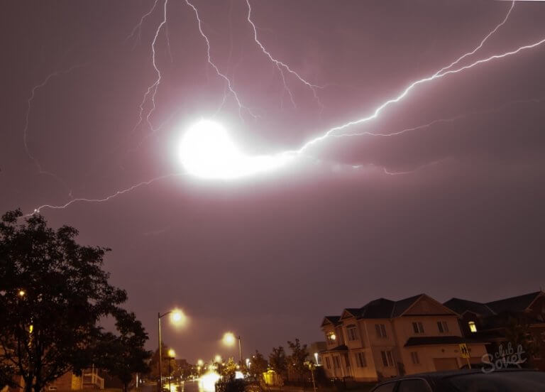 Cum se formează fulgerul globular?