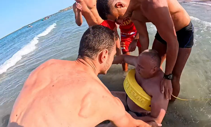 Bărbat scos din ape în ultima clipă, în timp ce fiica sa de 12 ani era salvată de o echipă diferită.