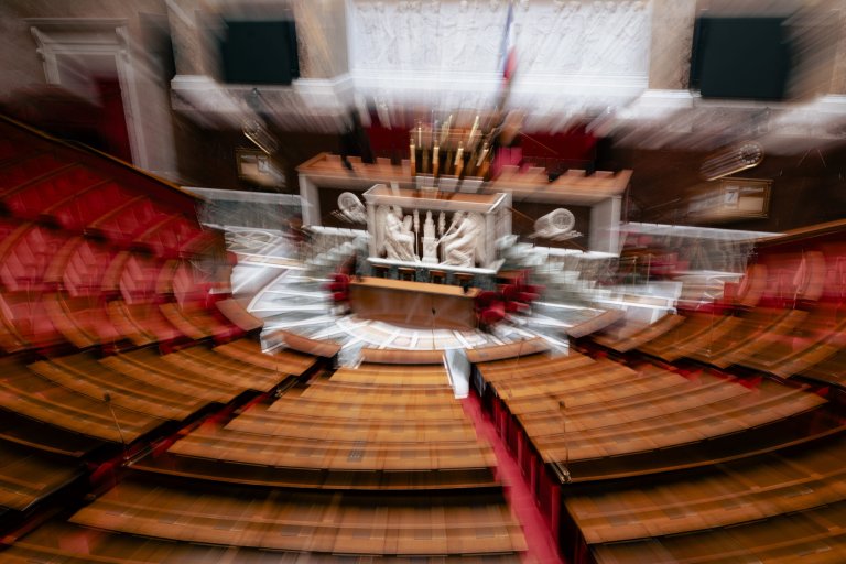 Înainte de votul de neîncredere, Franța se confruntă cu tensiuni politice.