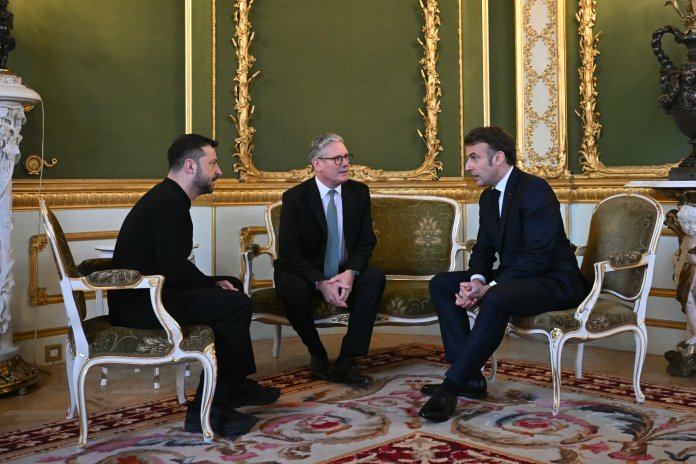 Liderii europeni intenționează să dispună desfășurarea de trupe pentru menținerea păcii în Ucraina, cu sprijinul Statelor Unite. Această inițiativă este coordonată de Franța și Marea Britanie.