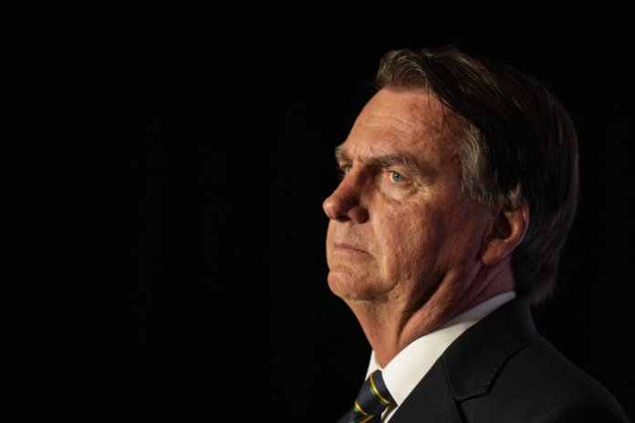 Poliția din Brazilia îl acuză pe Bolsonaro de conspirația de a evada în Argentina pentru a cere azil.