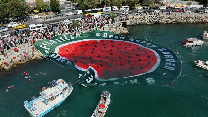 Protest la Istanbul: Bărci au afişat un banner cu un mesaj pro-palestinian pe apă