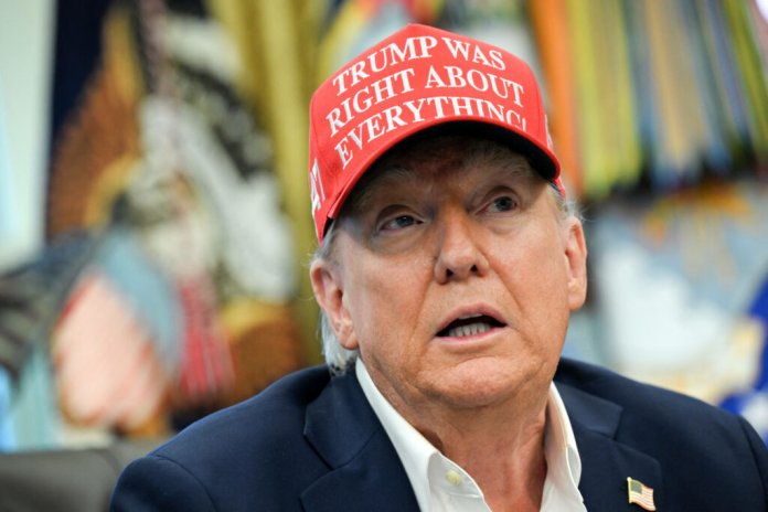 Trump a arătat la Washington o imagine primită de la Putin, în urma întâlnirii lor din Alaska
