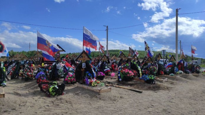 „Când se va dezvălui tot adevărul, națiunea va fi șocată”. Un cetățean rus a înregistrat imagini cu un cimitir ticsit de morminte proaspete ale militarilor căzuți în Ucraina VIDEO