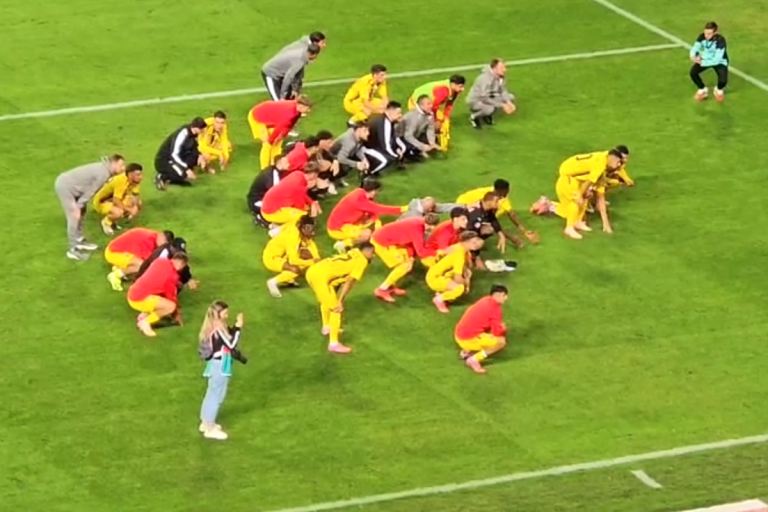 După meciul Craiova – Dinamo, evenimentele de pe teren » Cântecul preferat al suporterilor