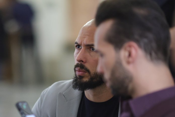 Frații Tate susțin că un individ înarmat a încercat să pătrundă în locuința lor din Voluntari în timpul unui live. Răspunsul polițiștilor