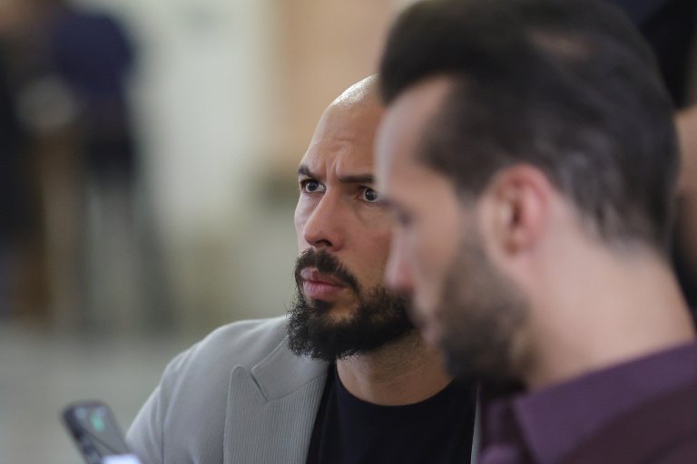 Frații Tate susțin că un individ înarmat a încercat să pătrundă în locuința lor din Voluntari în timpul unui live. Răspunsul polițiștilor