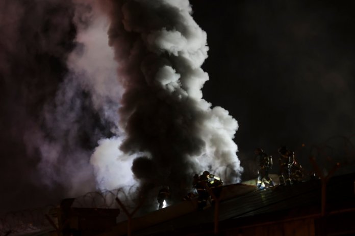 Galerie Foto: Focul Masiv care a Înconjurat Capitala cu un Nor Periculos de Fum