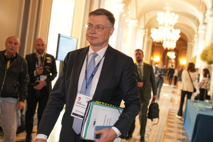 În Bruxelles, preocupările sunt generate de datoria unei țări limitrofe. „Remarcăm câteva abateri minore”