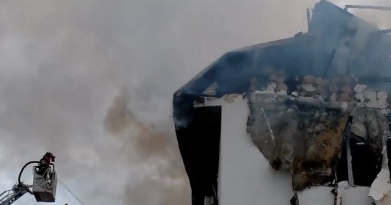 Incendiu puternic la un hotel din Prahova. Două persoane date dispărute