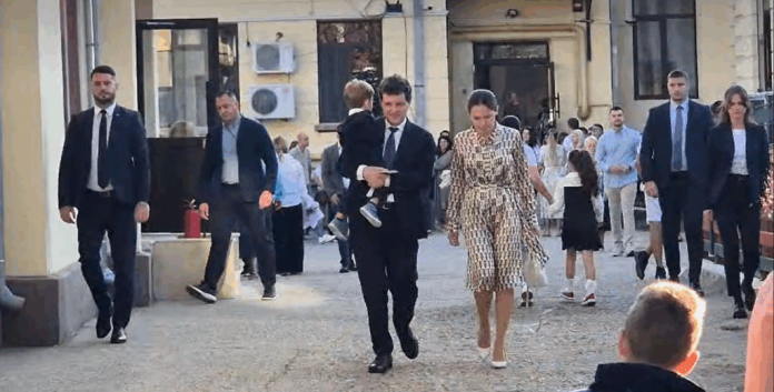 Nicușor Dan și-a însoțit copilul la școală în prima zi, însă nu a luat parte la ceremonia de deschidere a anului. Urmează să aibă o întâlnire cu profesorii la Cotroceni.