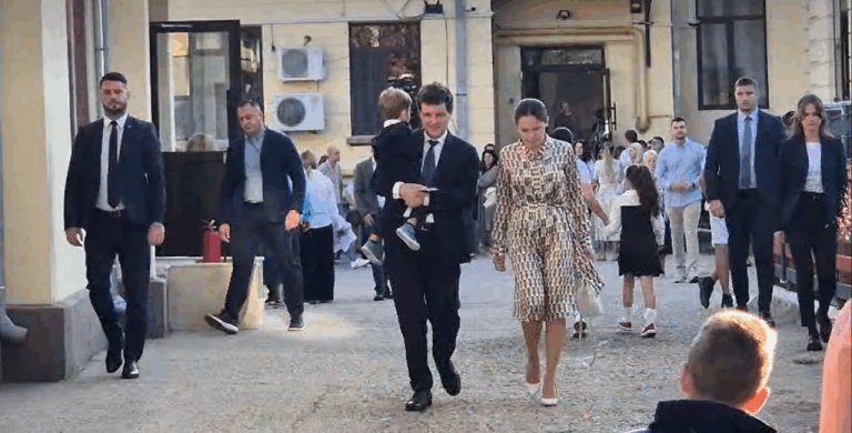 Nicușor Dan și-a însoțit copilul la școală în prima zi, însă nu a luat parte la ceremonia de deschidere a anului. Urmează să aibă o întâlnire cu profesorii la Cotroceni.