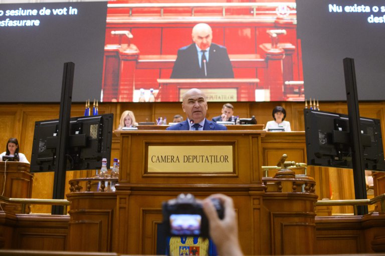 Primele două moțiuni de cenzură împotriva Executivului nu au avut succes. Legislativul își continuă dezbaterile asupra celorlalte două moțiuni / Bolojan: Nu împiedicați activitatea Guvernului cu moțiuni de tip „Cațavencu”