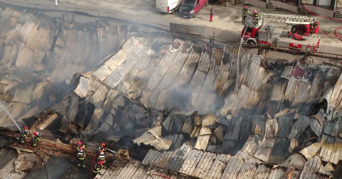 Primele fotografii ale distrugerilor cauzate de incendiul din Sectorul 2 al Capitalei. Pompierii încă lucrează pentru a lichida ultimele focuri.