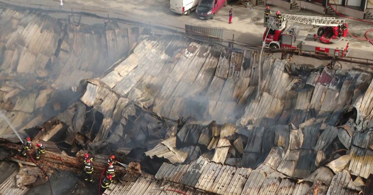 Primele fotografii ale distrugerilor cauzate de incendiul din Sectorul 2 al Capitalei. Pompierii încă lucrează pentru a lichida ultimele focuri.