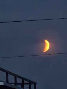 Primele fotografii ale eclipsei totale de Lună vizibile din România. Durata de vizibilitate a „Lunii sângerii”