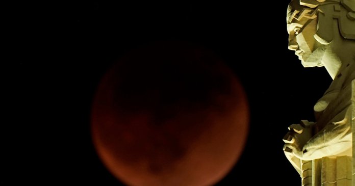 Primele fotografii ale „Lunii de Sânge”: Eclipsa totală observată la scară globală, vizibilă și în România