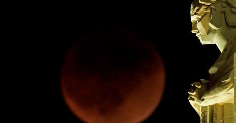 Primele fotografii ale „Lunii de Sânge”: Eclipsa totală observată la scară globală, vizibilă și în România