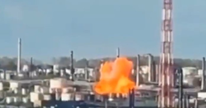 Ucraina a lovit cu drone una dintre rafinăriile de petrol majore din Rusia: un incendiu a avut loc în rafinărie.