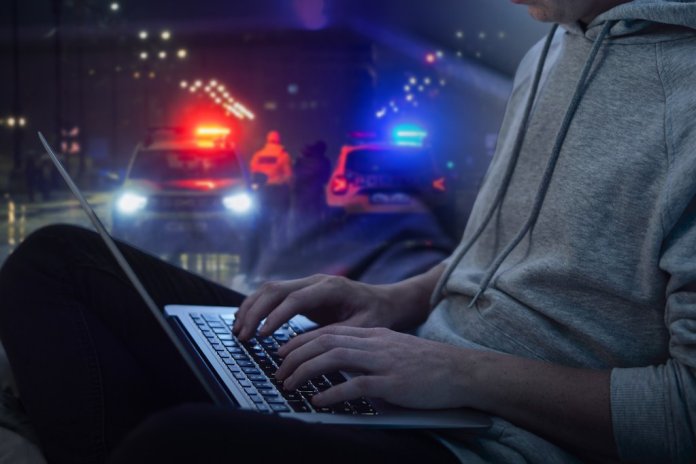 Un adolescent de 17 ani a fost arestat de DIICOT pentru că a trimis sute de mesaje de amenințare către unități școlare și spitalicești; a colaborat cu o fată de 14 ani, conform procurorilor.