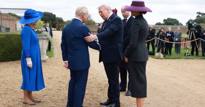 Un drapel, o spadă și o broșă luxoasă: cadourile schimbate între familia regală și familia Trump în cursul vizitei la Windsor