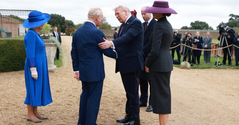 Un drapel, o spadă și o broșă luxoasă: cadourile schimbate între familia regală și familia Trump în cursul vizitei la Windsor