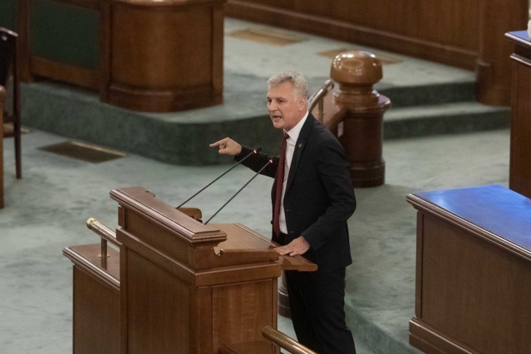 Un membru al senatului din coaliția de la guvernare îl acuză pe premierul Ilie Bolojan pentru decizia de a renunța la limitarea adaosului comercial la produsele alimentare