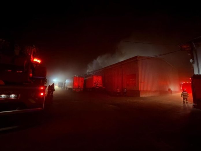 VIDEO/ACTUALIZARE Incendiu semnificativ la un depozit frigorific pe șoseaua Pantelimon din București / Trei mesaje RoAlert transmise în mai multe sectoare / Risc de intrare a fumului în case