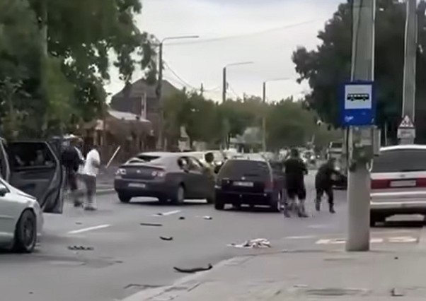 VIDEO: Înfruntare sângeroasă pe un bulevard din Craiova: Un bărbat decedat, patru persoane rănite
