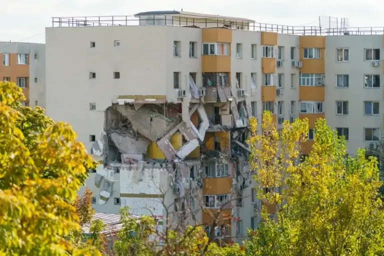Deflagrație intensă în cadrul unui imobil de pe Calea Rahovei, București: două niveluri demolate, 11 persoane implicate