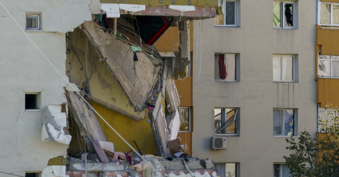Cei care locuiesc în Rahova și au fost afectați de explozie sunt revoltați. Guvernul sugerează reconstrucția și închirierea locuințelor.