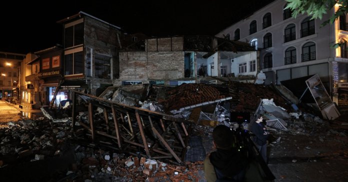 Cel puțin 26 de replici s-au înregistrat într-o oră după seismul de 6,1 din Turcia; unitățile de învățământ din provincia Balîkeșir sunt suspendate marți. Cel puțin 26 de replici s-au înregistrat într-o oră după seismul de 6,1 din Turcia; unitățile de învățământ din provincia Balîkeșir sunt suspendate marți.