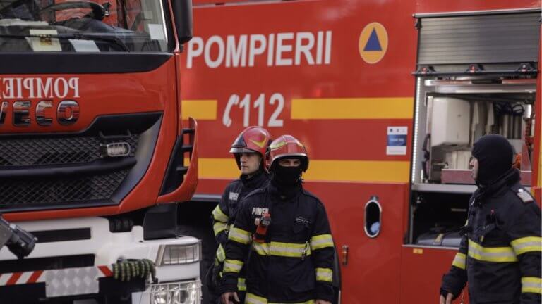 Deflagrație într-un imobil din Bistrița, probabil determinată de o acumulare de gaze
