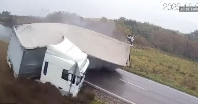 VIDEO Incident major pe DN2: Doi indivizi și-au pierdut viața după ce un camion s-a răsturnat peste un vehicul. Clipul surprinde momentul coliziunii