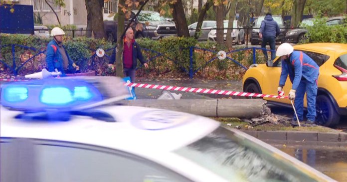 Accident grav în București: un stâlp de electricitate a căzut pe bulevard, o persoană a fost rănită după coliziunea unei mașini.