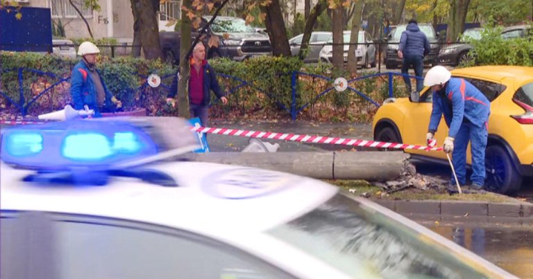 Accident grav în București: un stâlp de electricitate a căzut pe bulevard, o persoană a fost rănită după coliziunea unei mașini.
