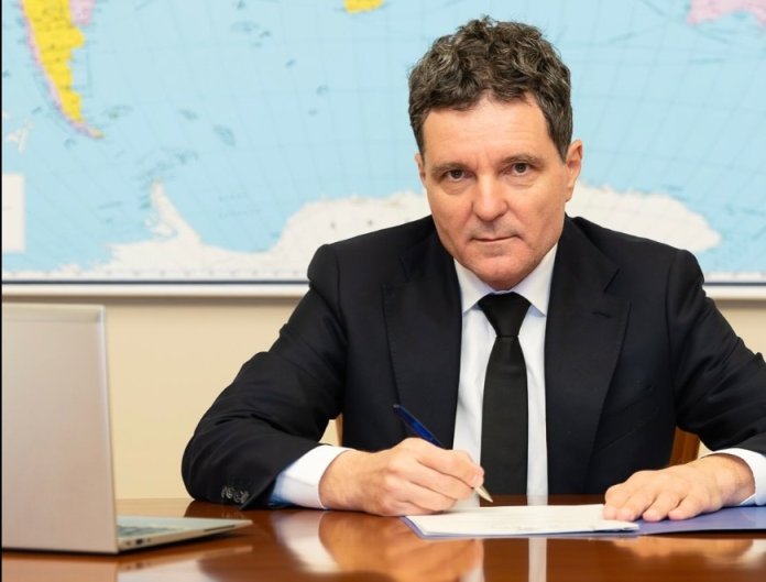 Cruciala lege semnată de Nicușor Dan: Penalități mari pentru oamenii de afaceri care nu schimbă produsele achiziționate