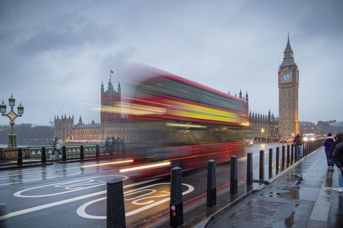 Doi bărbați reținuți după atacul cu cuțitul asupra unor persoane într-un tren